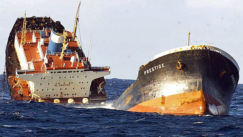 Die «Prestige» am 19. November 2002, entzwei gebrochen und am Sinken - vor der galizischen Küste im Nordwesten Spaniens.