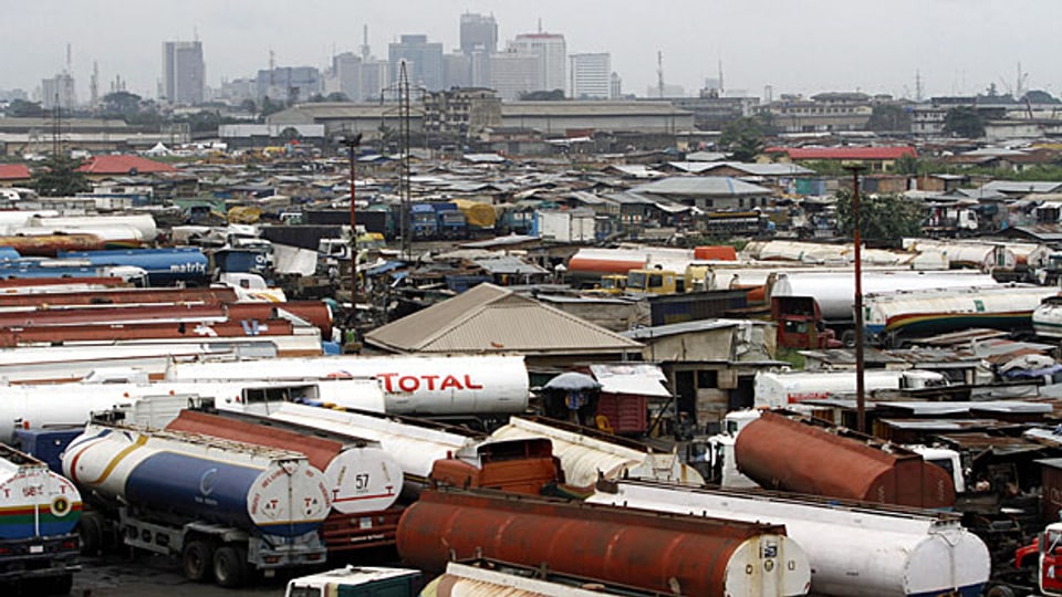 Die Bodenschätze sind für das westafrikanische Land Nigeria eher Fluch denn Segen. Tanklastwagen in Lagos, der grössten Stadt Nigerias.