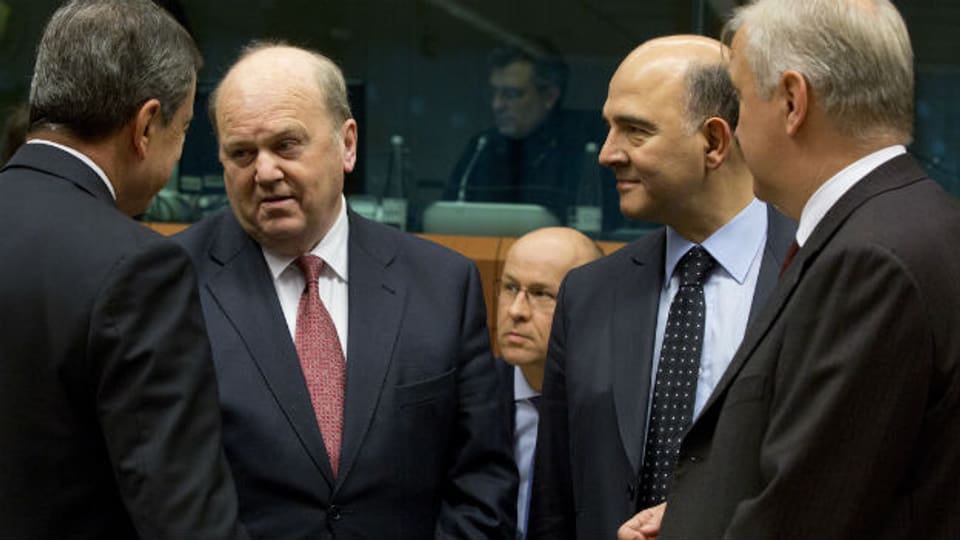 EZB-Chef Mario Draghi (ganz links), Irlands Finanzminister Michael Noonan, Frankreichs Finanzminister Pierre Moscovici und EU-Währungskommiar Olli Rehn am 14. November 2013 in Brüssel