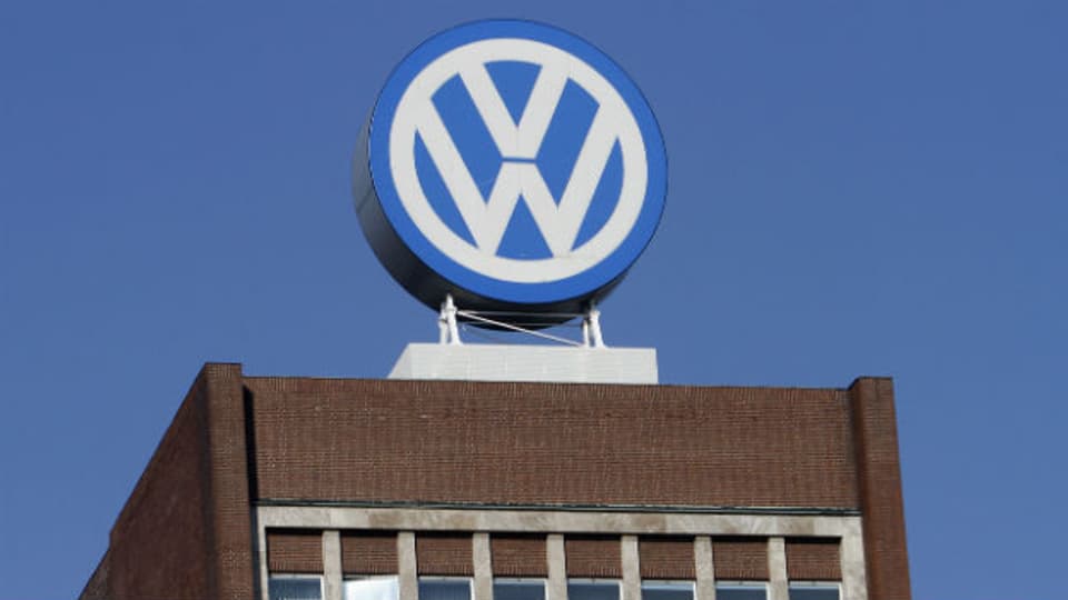 VW-Logo am Hauptsitz in Wolfsburg.