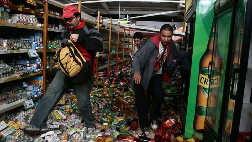 Bei Katastrophen kommt es oft zu Plünderungen. Symbolbild: Plünderer in einem Supermarkt in Concepcion, Chile, im 2010 nach einem Erdbeben.