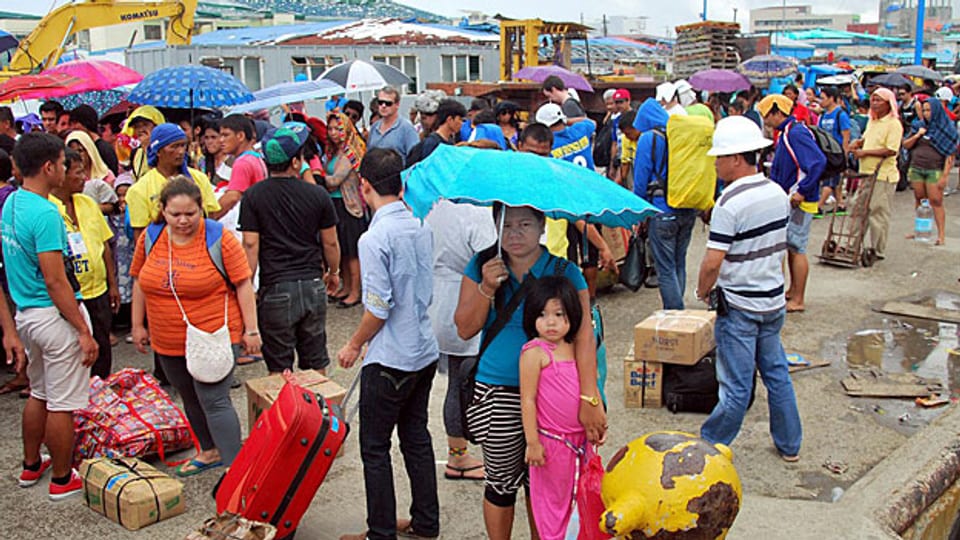 Chaos und Unsicherheit herrschen auf zahllosen philippinischen Inseln; viele Menschen versuchen zu fliehen, weil es an allem fehlt.