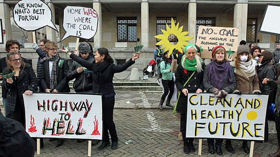 UmweltaktivistInnen mit ihrer Aktion «Gesundheit oder Kohle» am Montag in der polnischen Hauptstadt Warschau.