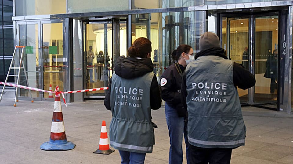 Grossfahndung der Pariser Polizei im Geschäftsbezirk La Défense der französischen Hauptstadt.