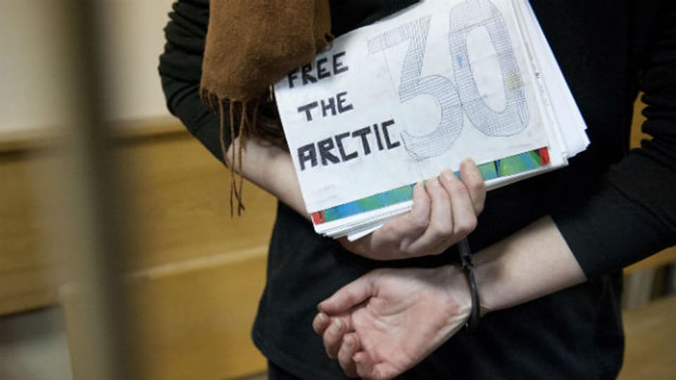 Vier Greenpeace-Aktivisten sind befreit von den Fesseln.
