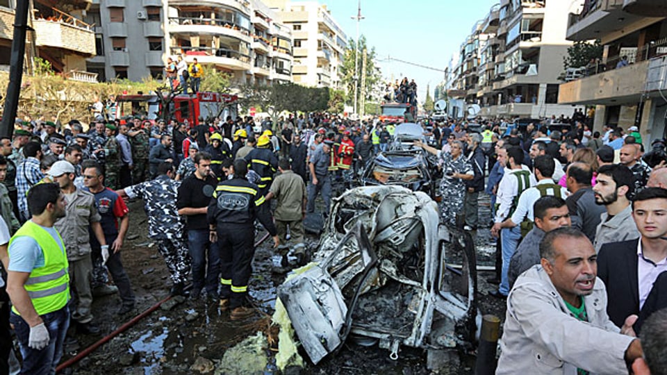 Das Gelände rund um die iranische Botschaft in Beirut gleicht einem Schlachtfeld, nachdem zwei Autobomben der Assam-Brigaden mindestens 22 Menschen in den Tod gerissen haben.