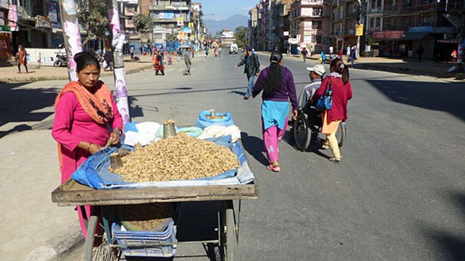 Eine Strasse in Kathmandu, der Hauptstadt Nepals.