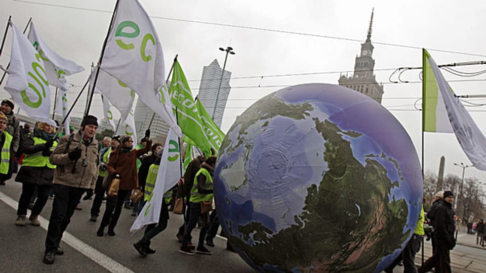 Umweltaktivisten während des Klimagipfels in den Strassen von Warschau.