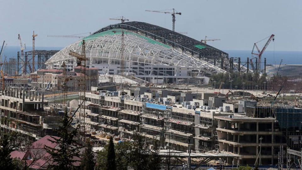 Blick auf die Baustelle des Olympiastadions, Teil des künftigen Olympiaparks für die Olympischen Winterspiele 2014 in Sotschi, Russland, am 23. August 2013.