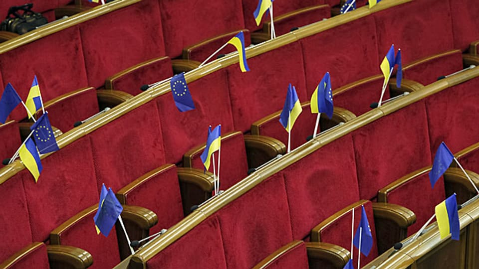 Ukrainische und EU-Flaggen im Ratssaal der ukrainischen Parlaments.