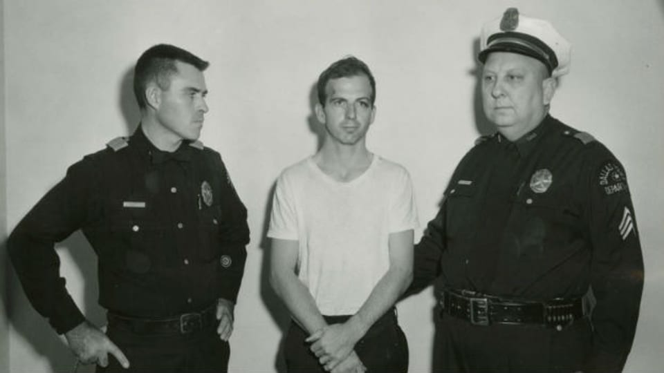 Lee Harvey Oswald (Mitte) bei seiner Verhaftung.