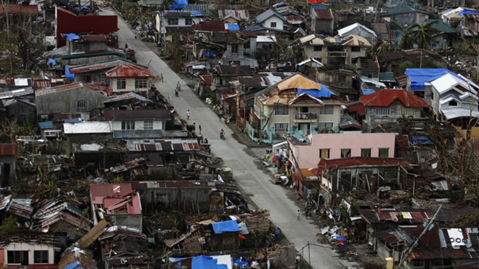 Ein Luftbild von der Zerstörung in einer Stadt in der Nähe Guiuan, in Zentral-Philippinen am 20. November 2013. Die Philippinen stehen vor einer enormen Aufgabe des Wiederaufbaus.