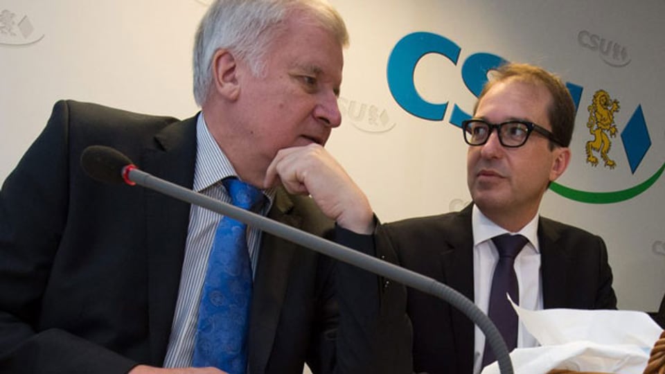 Horst Seehofer, Vorsitzender der Christlich-Sozialen Union (CSU) (links) und CSU-Generalsekretär Alexander Dobrindt sprechen vor der Parteivorstandssitzung in München, Deutschland, am 18. November 2013.