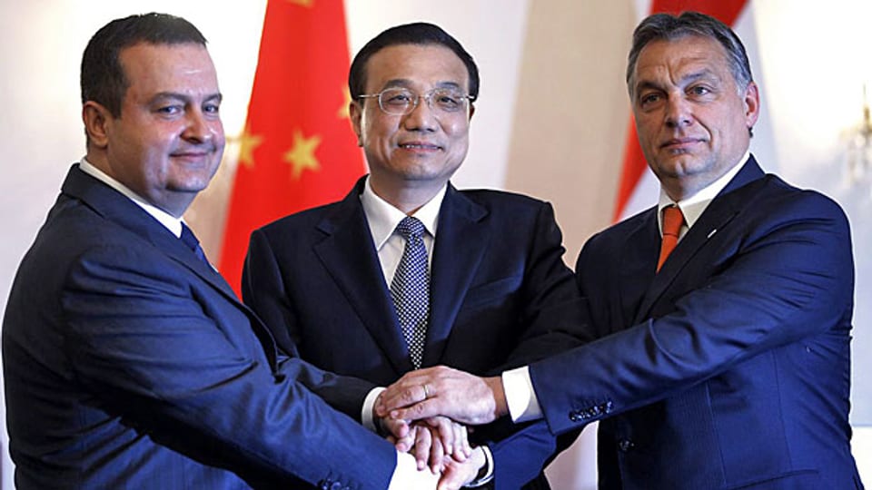 Der chinesische Premier Li Keqiang (Mitte) schüttelt die Hände seiner osteuropäischen Amtskollegen Ivica Dacic aus Serbien und Viktor Orban aus Ungarn.