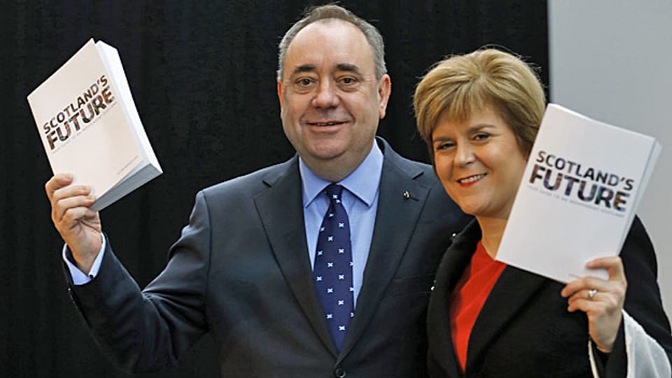 Alex Salmond, Erster Minister Schottlands, und seine Stellvertreterin Nicola Sturgeon mit ihrem «Weissbuch» in Glasgow.