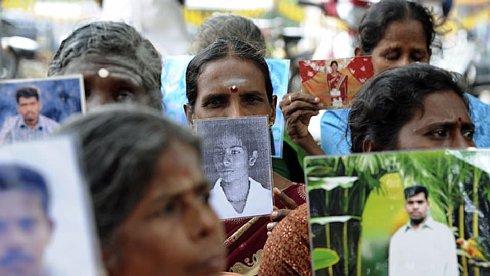 Srilankische Tamilen mit Fotos verschwundener Familienangehöriger, Mittw November in Jaffna.