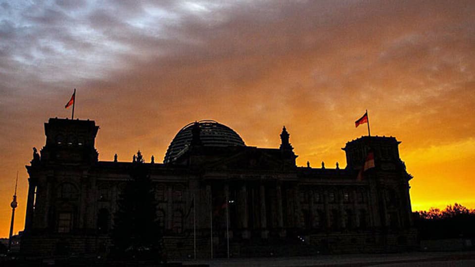 Morgendämmerung über dem Berliner Reichstag. Nach einer Nachsitzung steht die Koalition CDU/CSU-SPD in groben Zügen.