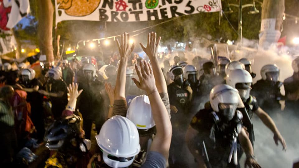 Demonstranten versuchen, dem Vormarsch der Bereitschaftspolizei im Gezi Park in Istanbul, am 15. Juni 2013, zu widerstehen. Die Polizei stürmte den Park, nachdem Demonstranten die Warnung von Ministerpräsident Erdogan ignoriert hatten.