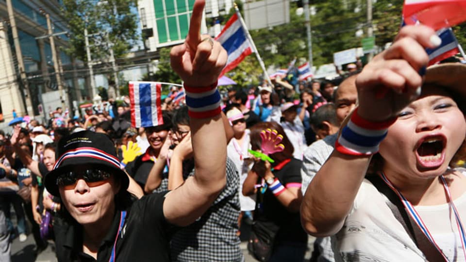 Anti-Regierungs-Demonstranten rufen Parolen in Bangkok, Thailand, am  29. November 2013. Es scheint, dass die Regierungsgegner von der Armee nichts zu befürchten haben.