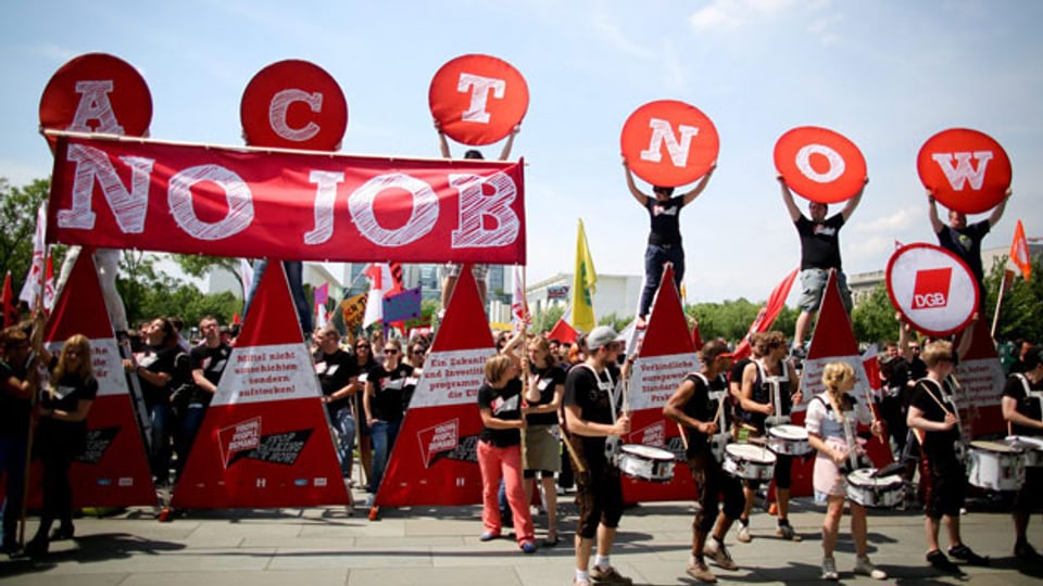 Jugendliche aus europäischen Ländern demonstrieren gegen die Jugendarbeitslosigkeit in Europa in Berlin am 3. Juli 2013. Die Arbeitslosigkeit unter Jugendlichen ist besonders hoch; jetzt ist sie langsam am Sinken.