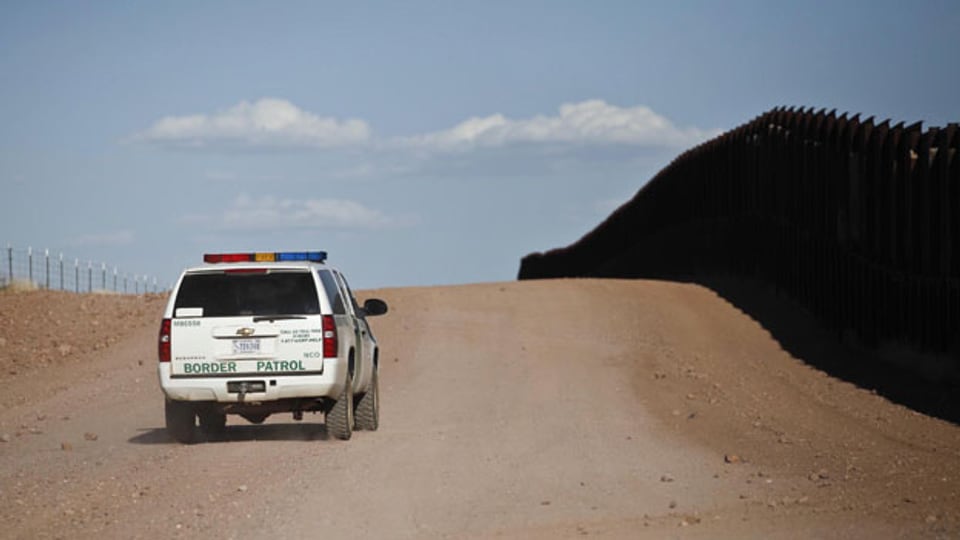 Eine US-Grenzkontrolle überblickt den Grenzzaun in der Nähe von Naco, Arizona, im März 2013.
