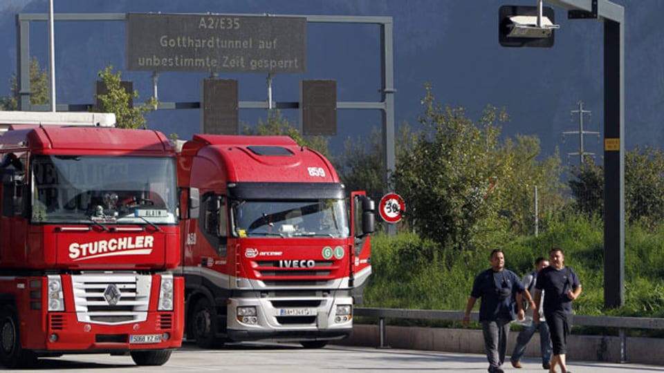 Nach wie vor fahren fast doppelt so viele Lastwagen durch die Schweizer Alpen, als von der Alpeninitiative eigentlich erlaubt. Bild: LKW im LKW-Warteraum in Erstfeld.