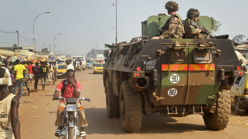 Panzer mit französischen Soldaten in der Hauptstadt Bangui, Zentralafrikanische Republik am 28. November 2013. Frankreich versprach, 1‘000 Soldaten in die Zentralafrikanische Republik zu schicken.
