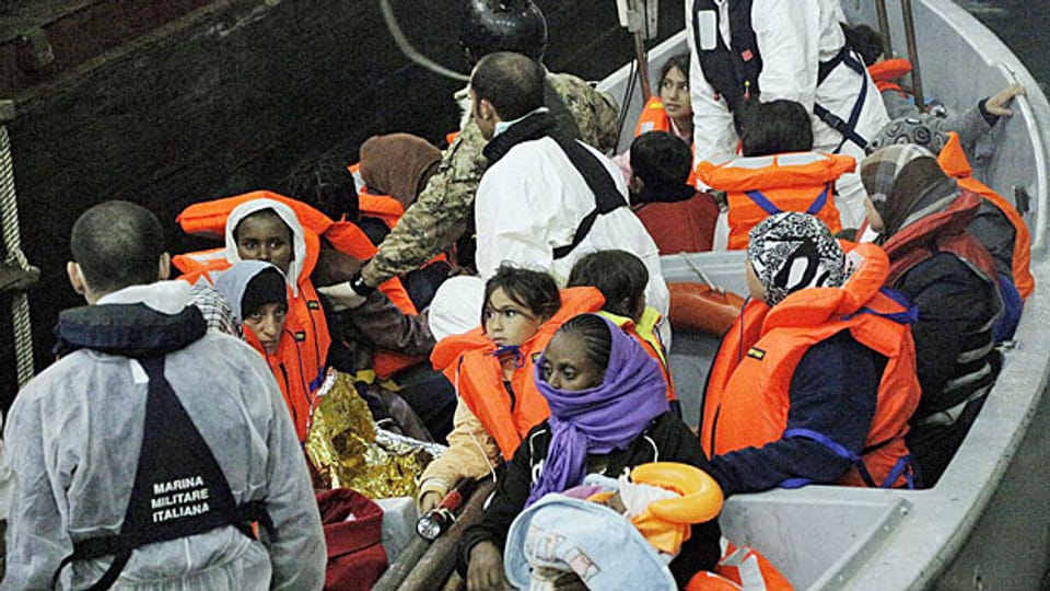 Bergung von Bootsflüchtlingen vor der Insel Lampedusa Ende Oktober.