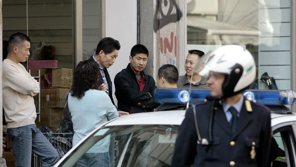 Polizeipatrouille im chinesischen Viertel in Mailand.