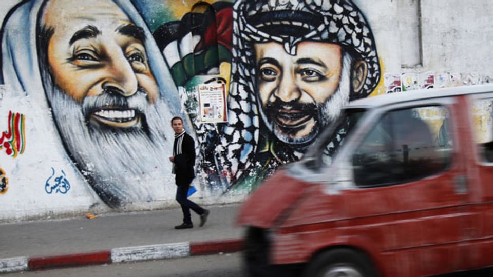Blick auf ein Wandbild in Gaza-Stadt, das den verstorbenen Palästinenser-Führer Jassir Arafat (rechts) und den ebenfalls verschiedenen Hamas-Führer Ahmad Yassin zeigt am 1. Dezember 2013.