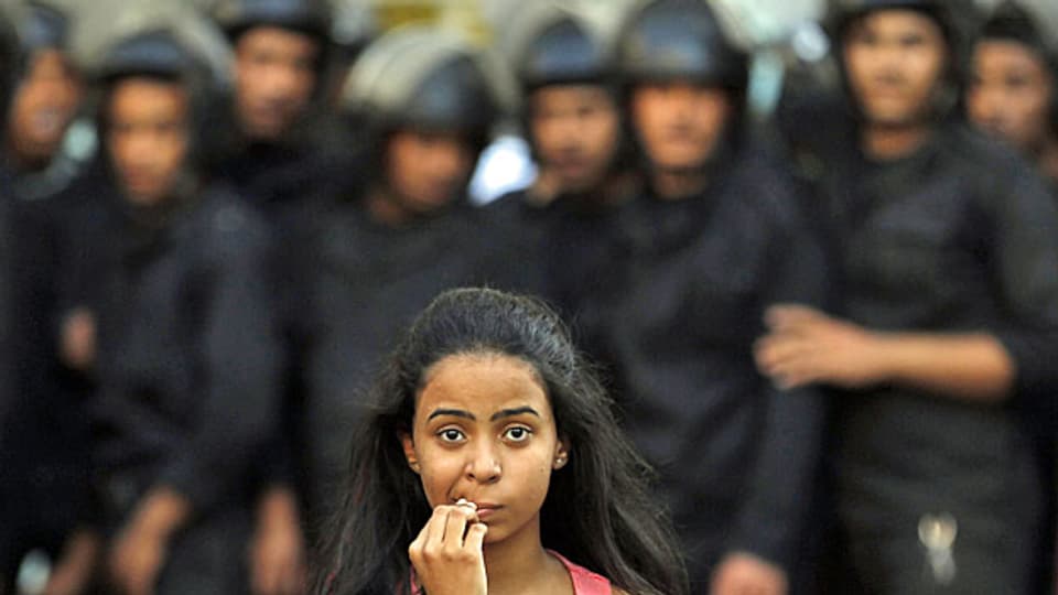 Eine Aktivistin begegnet einer Sondereinheit der Polizei während einer Demonstration gegen die neue Verfassung in Kairo.