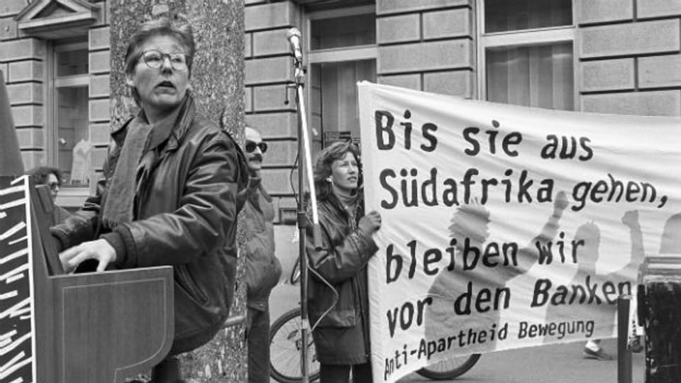 Demonstranten protestieren 1989 gegen Wirtschaftsbeziehungen der Schweiz mit Apartheidsregime in Südafrika