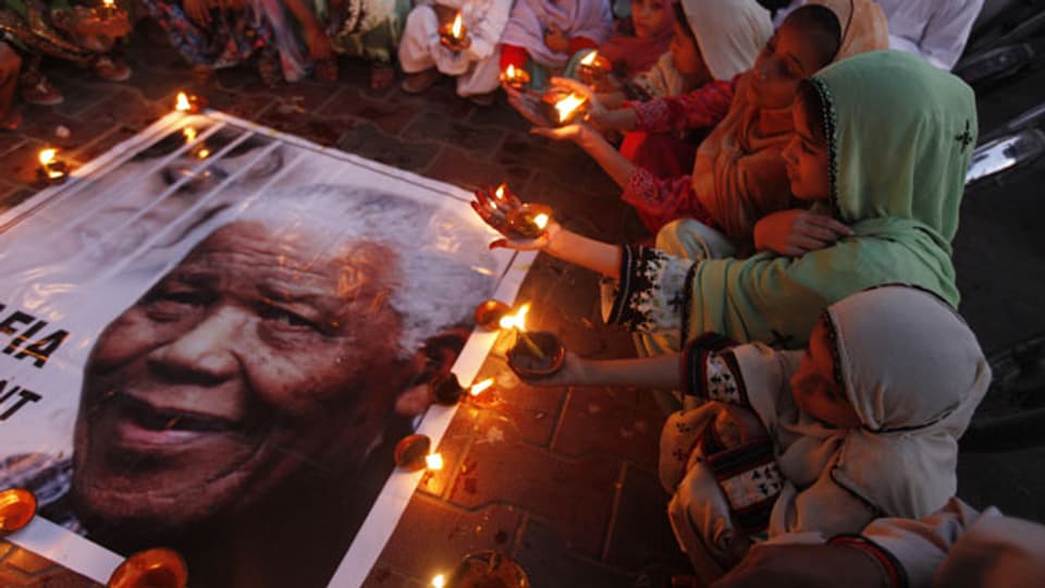 Kinder zünden Kerzen an zum Gedenken an den südafrikanischen Präsidenten Nelson Mandela. Mandela starb friedlich zu Hause im Alter von 95 Jahren.