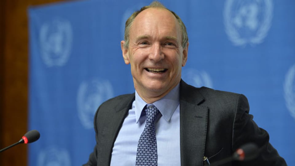 Sir Tim Berners-Lee, Erfinder des World Wide Web und Gründer der World Wide Web Foundation, informiert die Medien über die Menschenrechte und das World Wide Web, auf einer Pressekonferenz in der europäischen Zentrale der Vereinten Nationen in Genf am  5. Dezember 2013.
