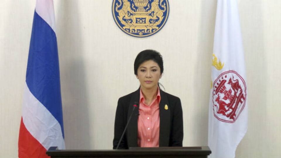 Yingluck Shinawat gibt dem Druck der Strasse nach.
