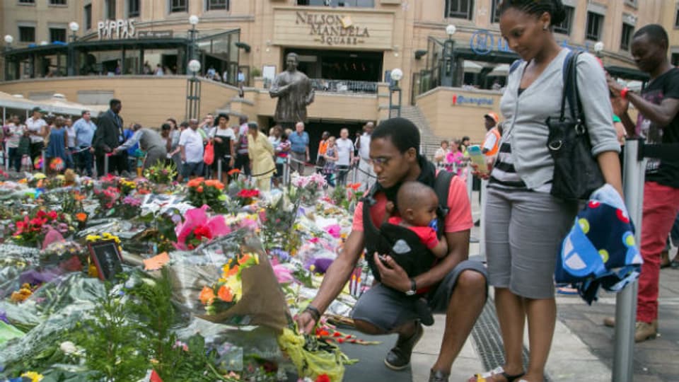 Südafrikaner legen Blumen nieder für verstorbenen Mandela