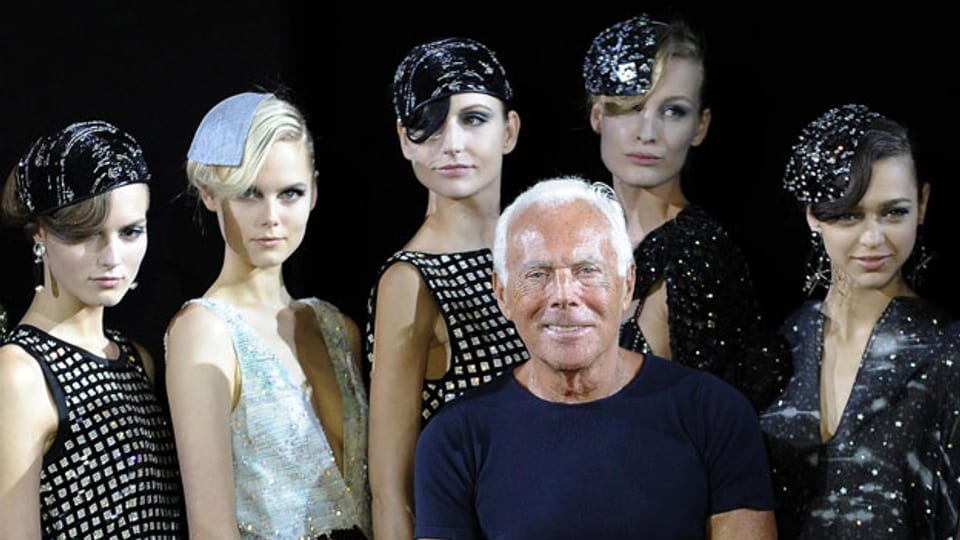 Der Modedesigner Giorgio Armani  umringt von den Models an den «Milan Fashion Weeks», in Milano am 23. September 2012.