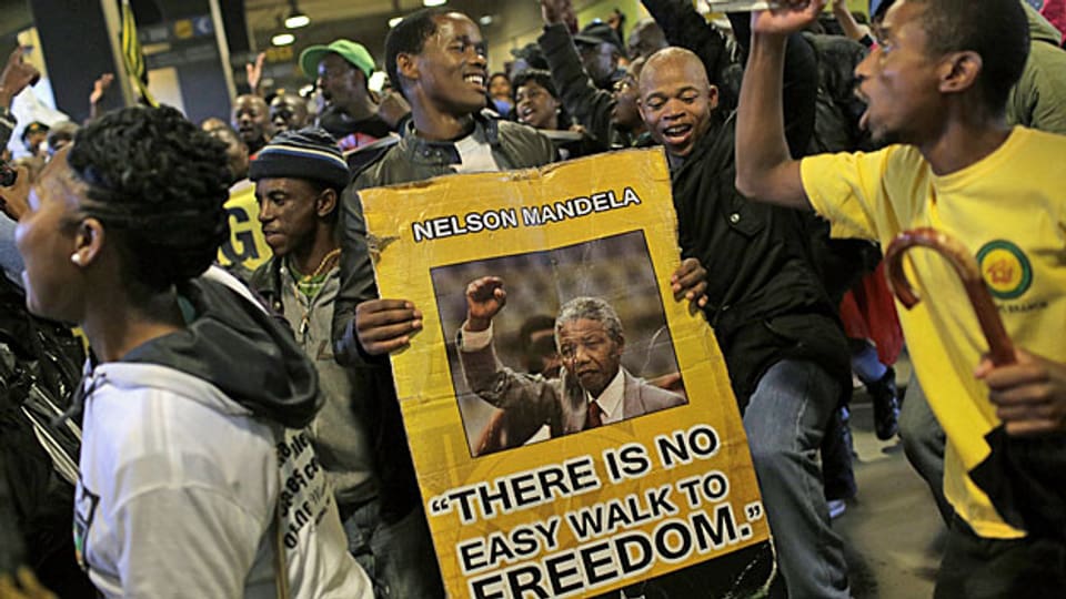Nicht nur Prominenz sondern auch das Volk findet Platz an den Trauerfeierlichkeiten für Nelson Mandela, am 10. Dezember in Johannesburg.