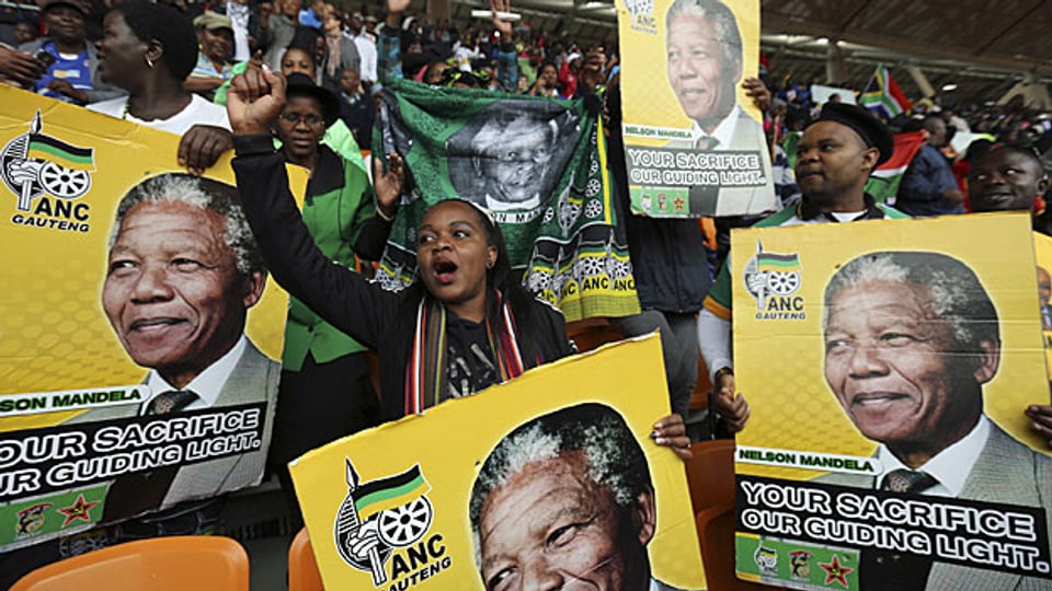 Abschied von Tata Madiba, dem Vater des Landes. SüdafrikanerInnen aus dem ganzen Land im Fussballstadion von Johannesburg.