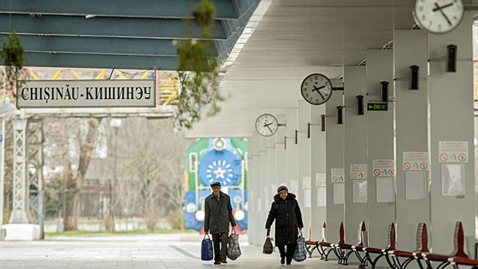 Am Bahnhof der moldawischen Stadt Chisinau - Moldawien ist wie die Ukraine - nur anders: das Land hat sich FÜR Europa entschieden.