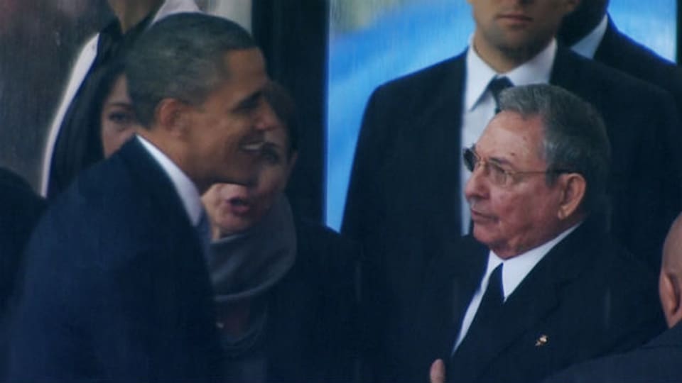 Barack Obama gibt Raoul Castro die Hand.