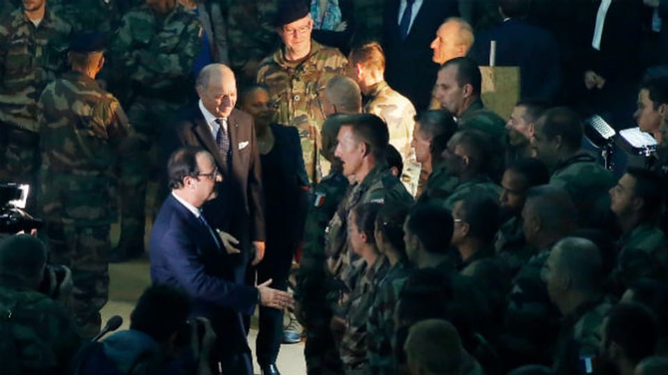 Der französische Präsident Hollande bei einem Truppenbesuch in Bangui.