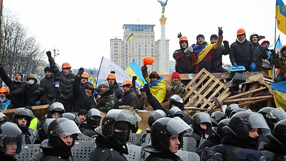 Die pro-westlichen Demonstrierenden markieren Präsenz auf dem Unabhängigkeitsplatz Maidan in Kiew.