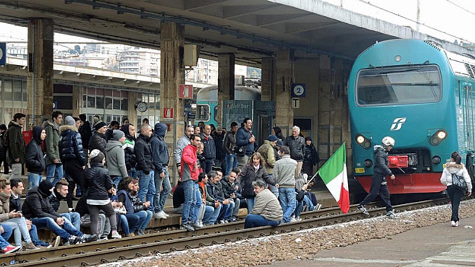 Eine Aktion des Movimento Forconi: Am 9. Dezember blockiert eine Gruppe der Mistgabel-Bewegung einen Zug in Genua.