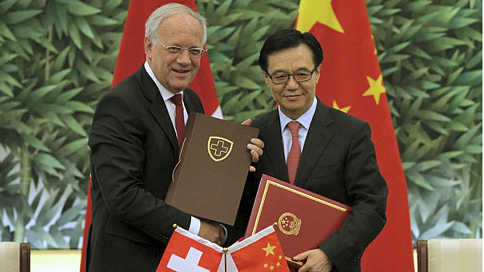 Beim Freihandelsabkommen mit China  konnte sich die Schweiz mit verbindlichen Menschenrechts-Standards durchsetzen. Bundesrat Schneider-Ammann am 6. Juli in Peking mit seinem Amtskollegen Geo Hucheng.