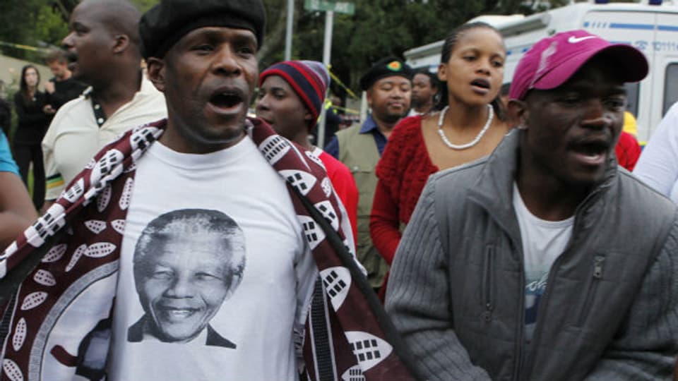 Ein Mann mit einem Mandela-T-Shirt am Tag nach dem Tod Freiheitshelden.
