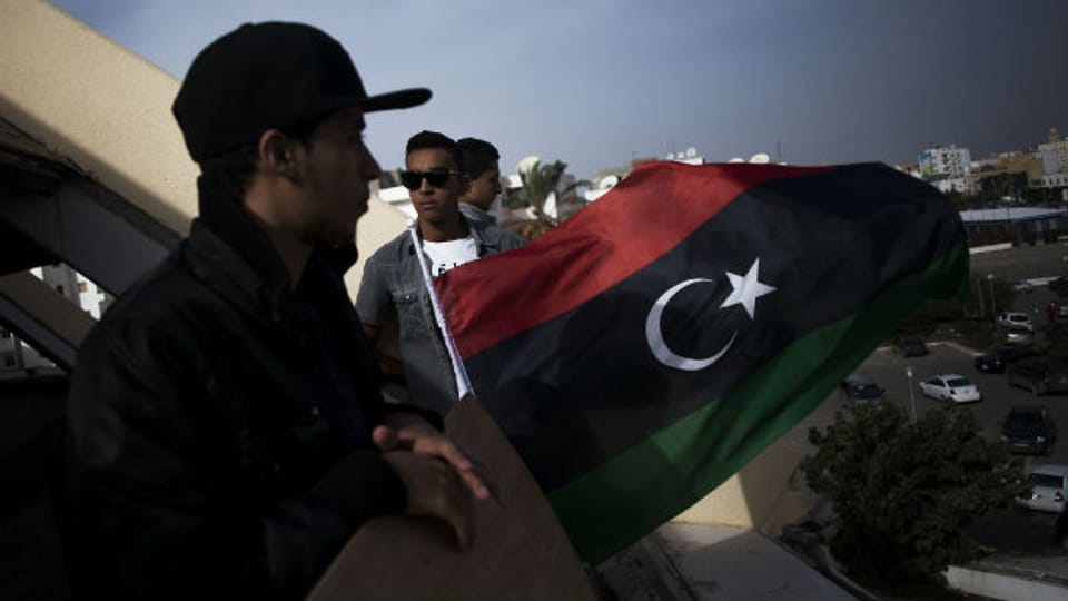 Ein Mann in Tripolis demonstriert am 22. November 2013 gegen bewaffnete Milizen.