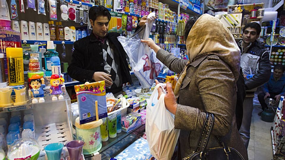 Unter den hohen Preisen für fast alle Produkte ächzen die Menschen jeden Alters im Iran.
