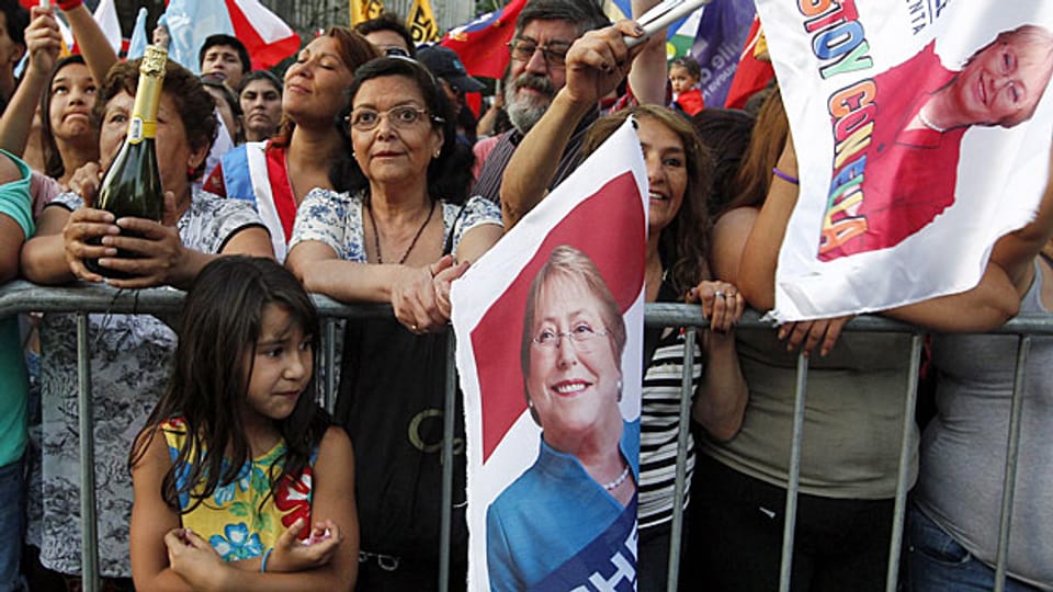 Michelle Bachelet feiert in Santiago ihren Wahlsieg.