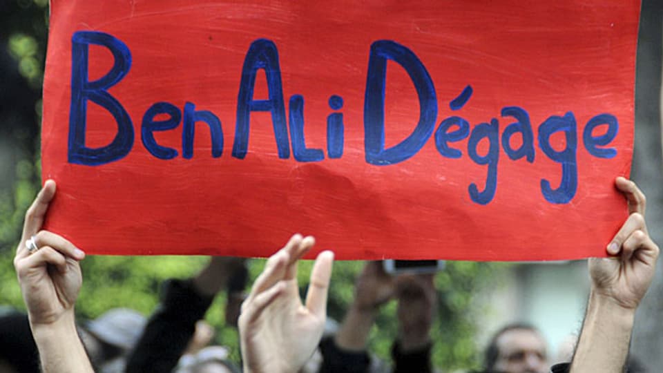Demonstranten fordern am 14. Januar 2011 in Tunis die Absetzung des tuneischen Diktators Ben Ali.